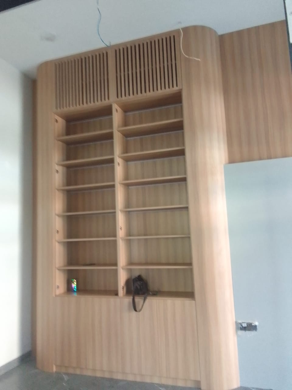 Desain interior ruang kerja industrial di Jakarta Barat